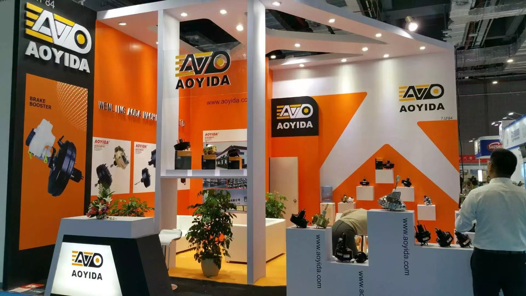 AOYIDA orange exhibition booth with brake components