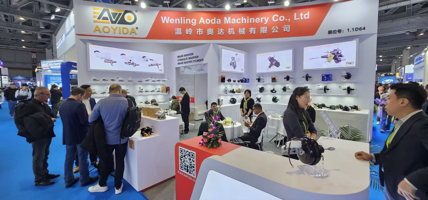 AOYIDA team speaking with buyers at an international automotive trade fair booth