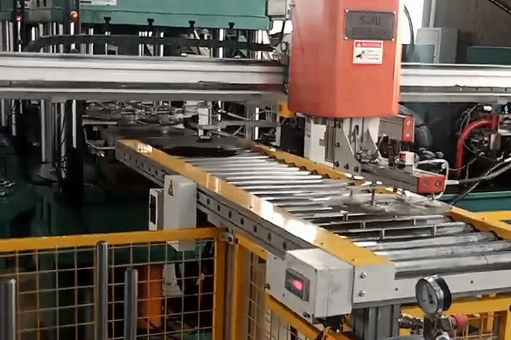 Housing press shop